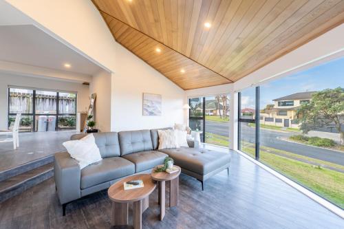 Spacious Seaview 3-Bedroom Home in Orewa — other in 3 Savoy Road, Orewa New Zealand, 0931