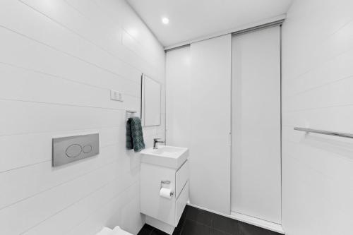 Designer 1-Bed Apartment with Balcony - image 12