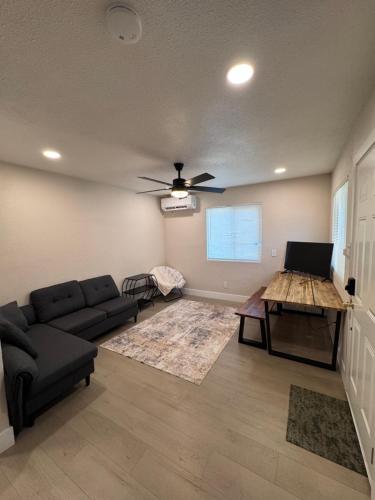 Central Sac Gem - Near DT & Cal Expo, Free Parking, Unit B in Woodlake