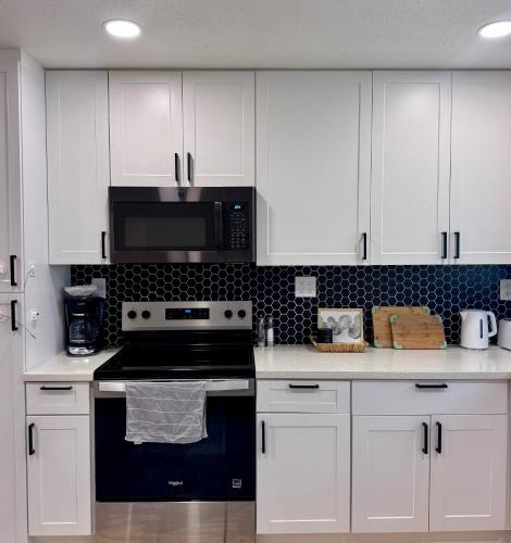 Central Sac Gem - Near DT & Cal Expo, Free Parking, Unit B in Woodlake