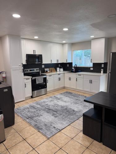 Central Sac Gem - Near DT & Cal Expo, Free Parking, Unit B in Woodlake