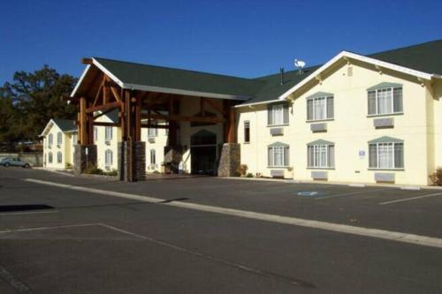 Murphys Suites Stop at Murphys Suites to discover the wonders of Murphys (CA). The property offers a high standard of service and amenities to suit the individual needs of all travelers. Service-minded staff will we