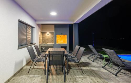 Peldbaseins, Amazing Home In Banfi in Robadje