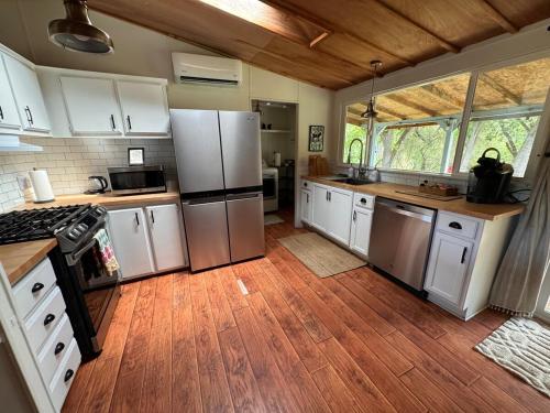 Rustic Riverfront Cabin in אוקדל(סי אי)