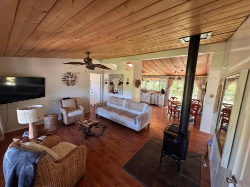 Rustic Riverfront Cabin in אוקדל(סי אי)