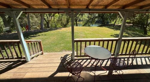 Rustic Riverfront Cabin in אוקדל(סי אי)