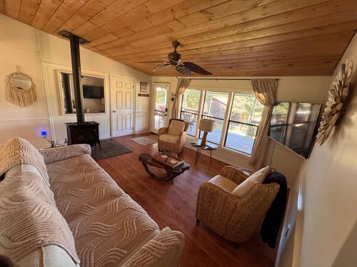 Rustic Riverfront Cabin in אוקדל(סי אי)