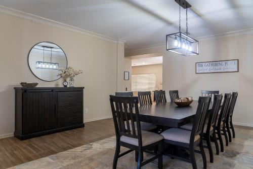 Spacious sparkling luxury home with private HEATED saltwater pool and hot tub EV power station - image 3