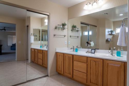 Spacious sparkling luxury home with private HEATED saltwater pool and hot tub EV power station - image 10