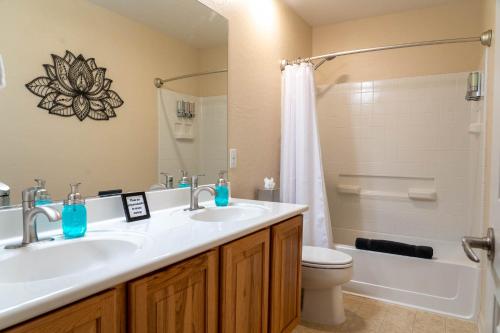 Spacious sparkling luxury home with private HEATED saltwater pool and hot tub EV power station - image 9