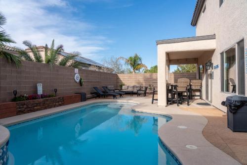 Spacious sparkling luxury home with private HEATED saltwater pool and hot tub EV power station - image 6