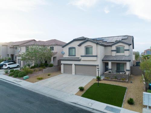 Spacious sparkling luxury home with private HEATED saltwater pool and hot tub EV power station - image 5