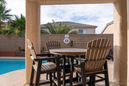 Spacious sparkling luxury home with private HEATED saltwater pool and hot tub EV power station - image 8