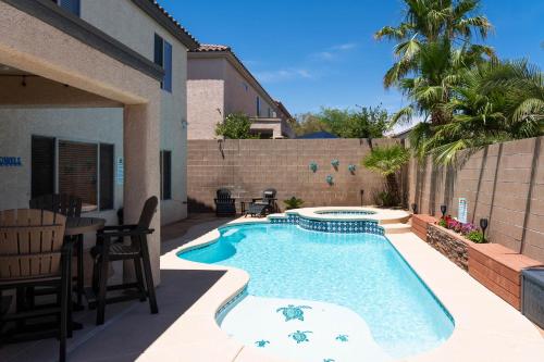 Spacious sparkling luxury home with private HEATED saltwater pool and hot tub EV power station - image 12