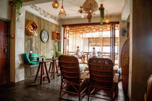 Vue extérieure, Happiness Hostel 6 beds room with balcony in Palawan