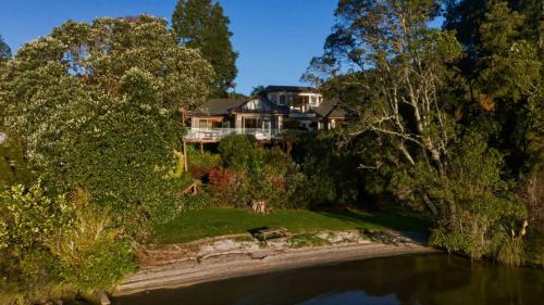 The Lion House - Rotoiti Lakefront Beach & Jetty in Rotoma