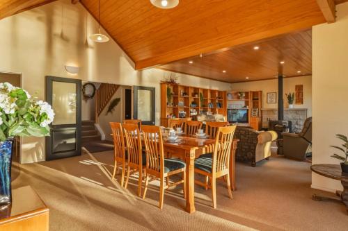 The Lion House - Rotoiti Lakefront Beach & Jetty in Rotoma