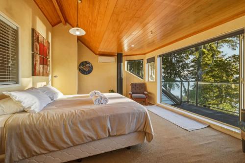 The Lion House - Rotoiti Lakefront Beach & Jetty in Rotoma