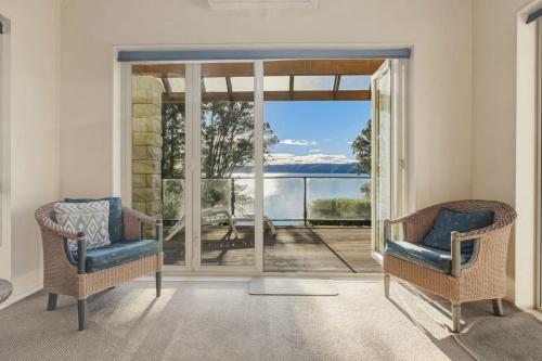 The Lion House - Rotoiti Lakefront Beach & Jetty in Rotoma