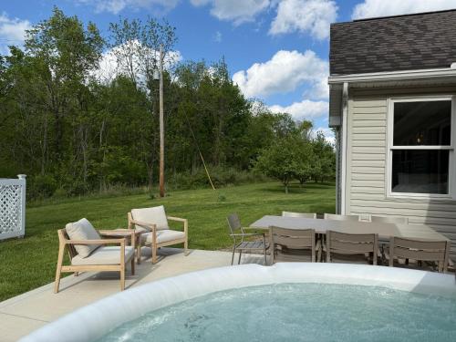 Hocking Hills Cabin 2 Bed - 2 Bath Hot Tub in New Plymouth (OH)