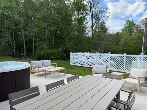Hocking Hills Cabin 2 Bed - 2 Bath Hot Tub in New Plymouth (OH)