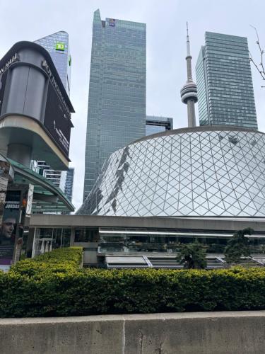 Clarens Suite Toronto - Private Washroom, Onsite Parking, Direct Transit to CN Tower, Toronto FC Gam – khách sạn tại Trung tâm vui chơi giải trí