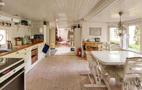Konyha, 2 Bedroom Cozy Home In Sösdala (2 Bedroom Cozy Home In Sosdala) in Linderöd