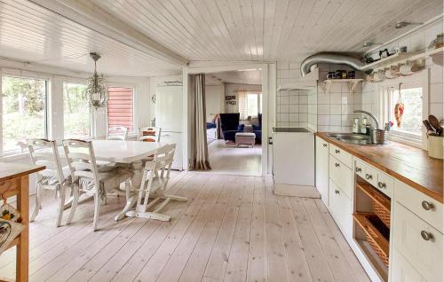 Konyha, 2 Bedroom Cozy Home In Sösdala (2 Bedroom Cozy Home In Sosdala) in Linderöd