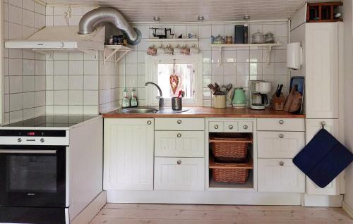 Konyha, 2 Bedroom Cozy Home In Sösdala (2 Bedroom Cozy Home In Sosdala) in Linderöd