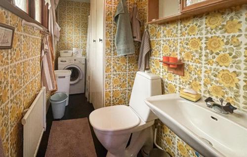 Vannas istaba, 3 Bedroom Beautiful Home In Sjötofta (3 Bedroom Beautiful Home In Sjotofta) in Bygarde