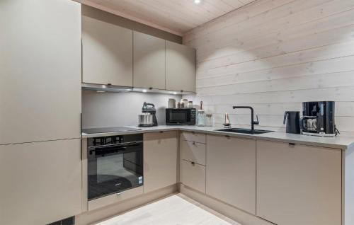 virtuve, 3 Bedroom Nice Apartment In Edland in Vagsli