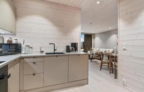 virtuve, 3 Bedroom Nice Apartment In Edland in Vagsli