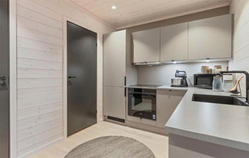 virtuve, 3 Bedroom Nice Apartment In Edland in Vagsli