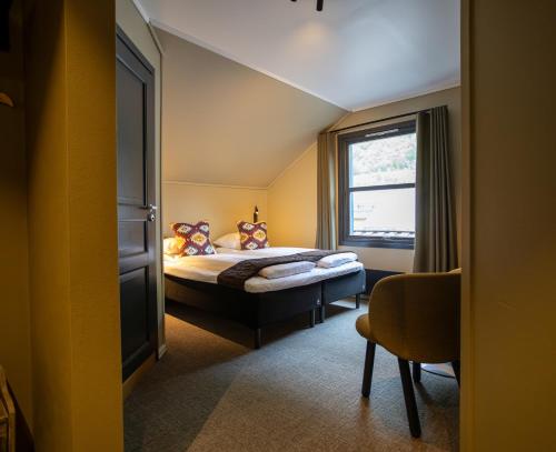 1 queen bed, 2 bunk beds, 1 sofa bed