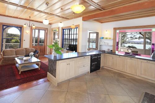 مطبخ, The Sanctuary- Stay Waiheke in جزيرة وايهيك