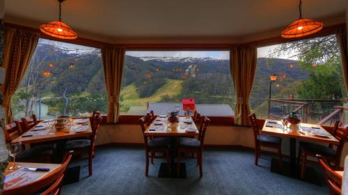 ห้องอาหาร, แคนเดิ้ลไลท์ ลอดจ์ (Candlelight Lodge) in เธรดโบวิลเลจ