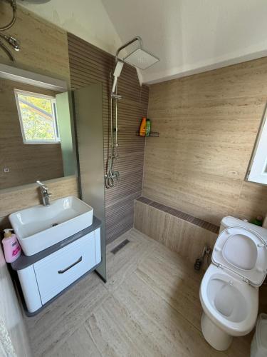 ห้องน้ำ, Villa ADUSHI Nashec in พริซเซ่น