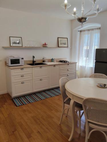 Casa Renova, intero appartamento, 2 camere, max 4 ospiti, Trieste zona storica