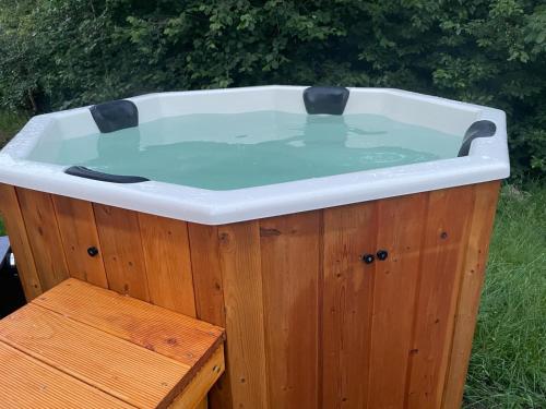 Charming house with hot tub – khách sạn tại Langewiese