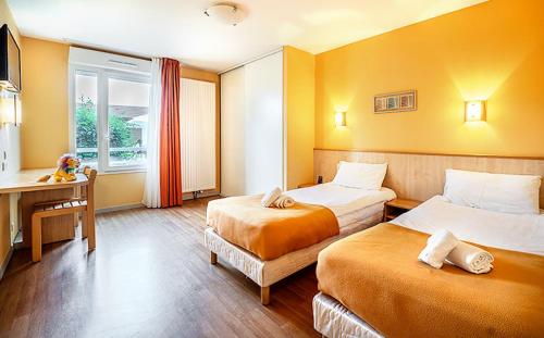 2 twin beds