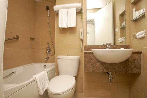 Bathroom, St Giles Makati – A St Giles Hotel, Manila in Manila