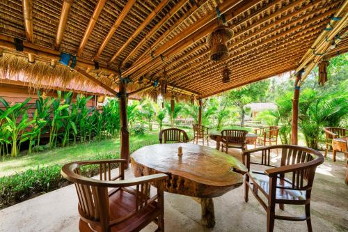 Kaia Raya Surf Lodge in Beru