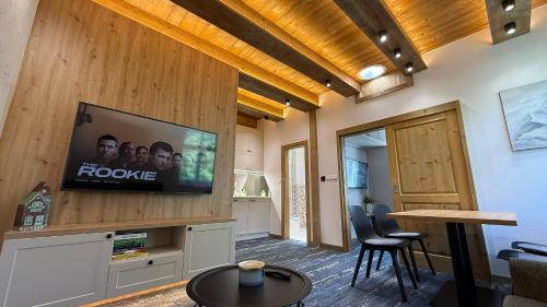 Mountain Peak Apartment