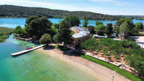 . Hotel Entrelagos