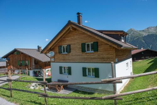 5 bedrooms, 8 beds