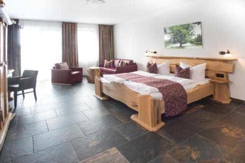 1 queen bed, 1 sofa bed