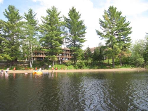 周邊環境, 春湖度假酒店 (Spring Lake Resort) in 德懷特 (ON)