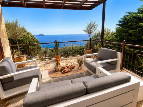 Villa Calliopé avec vue imprenable, jardin et piscine privée gîte à louer Glóssa