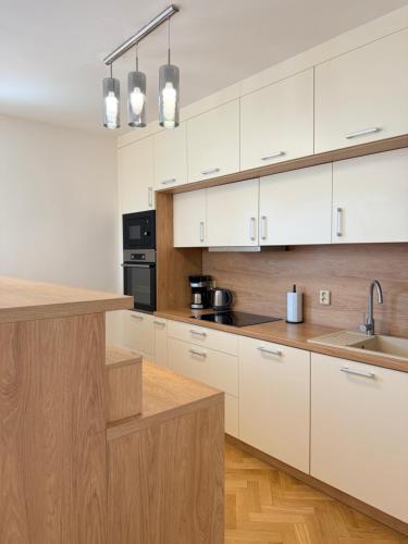 FamilyVilla new 4 Luxury Big Apartments parking Prague