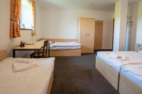 1 queen bed, 2 twin beds